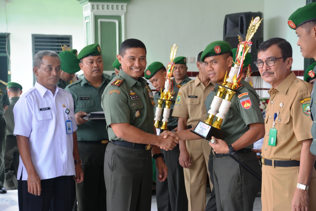 Danrem Berikan Piala dan Penghargaan Lomba KB/Kes